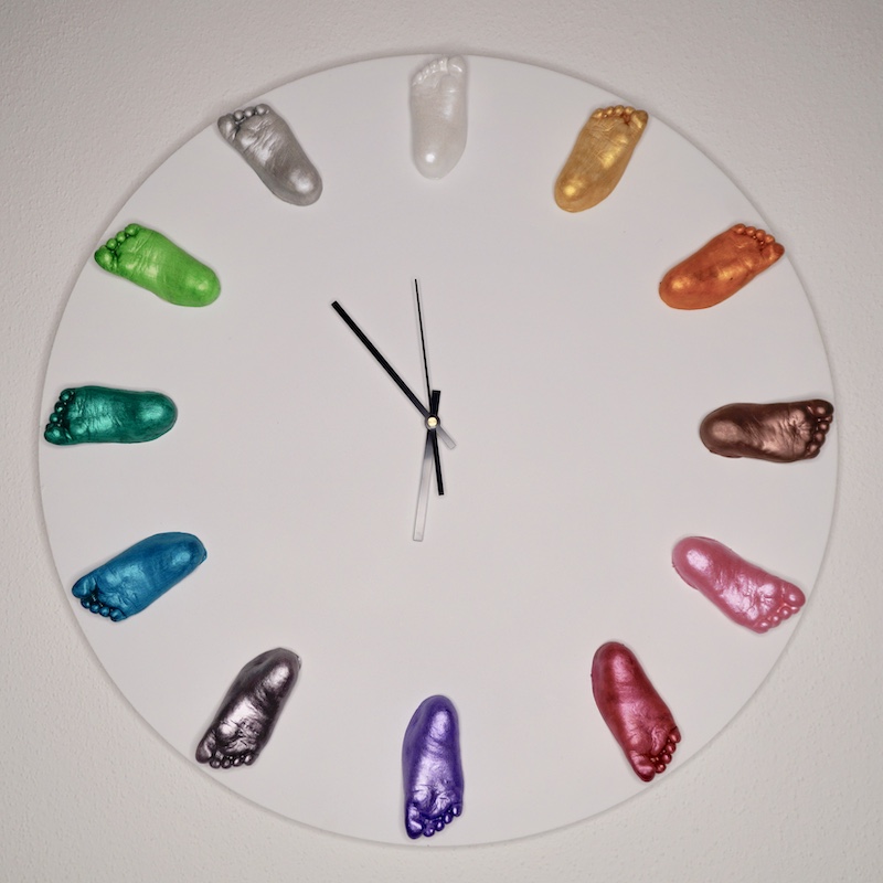 Uhr mit abgeformten Babyfüßen