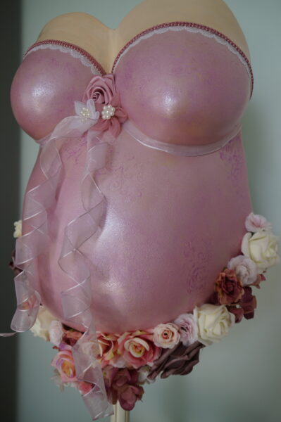 Romantischer Babybauch Gipsabdruck mit Blumenverzierung auf Ständer