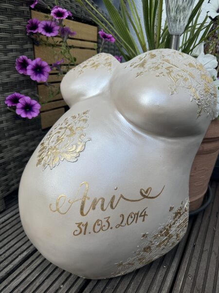 Babybauch-Gipsabdruck mit filigranen Verzierungen und Blattgold