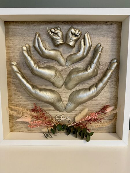 4-köpfige Familie als detailgetreuer Gipsabdruck in einem Objektrahmen mit Trockenblumen im Boho-Stil
