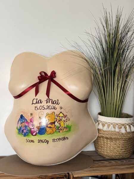 Babybauch Gipsabdruck mit roter Schleife, Geburtsdaten und liebevoller Gestaltung