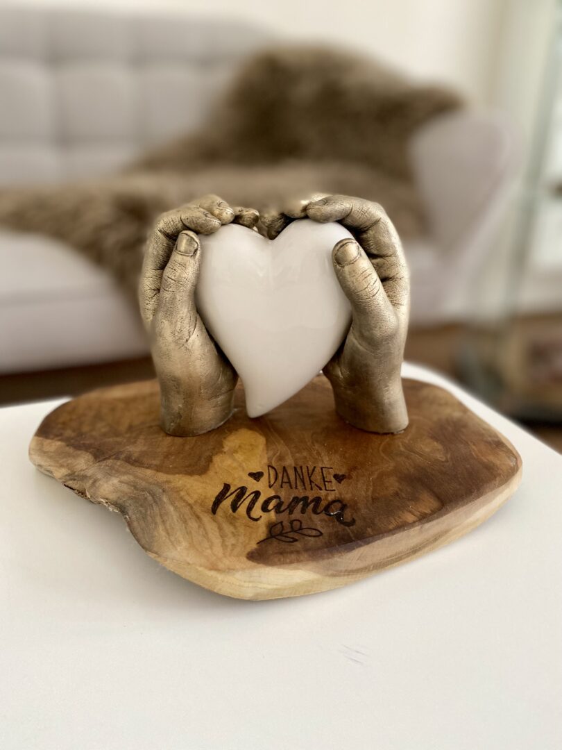 Gipsabdruck Kinderhand als Geschenk zum Muttertag – liebevoll gestaltete Hand mit Herz auf Holzsockel