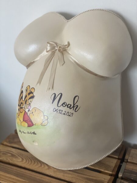 Babybauch-Gipsabdruck mit cremefarbener Schleife und persönlicher Gestaltung