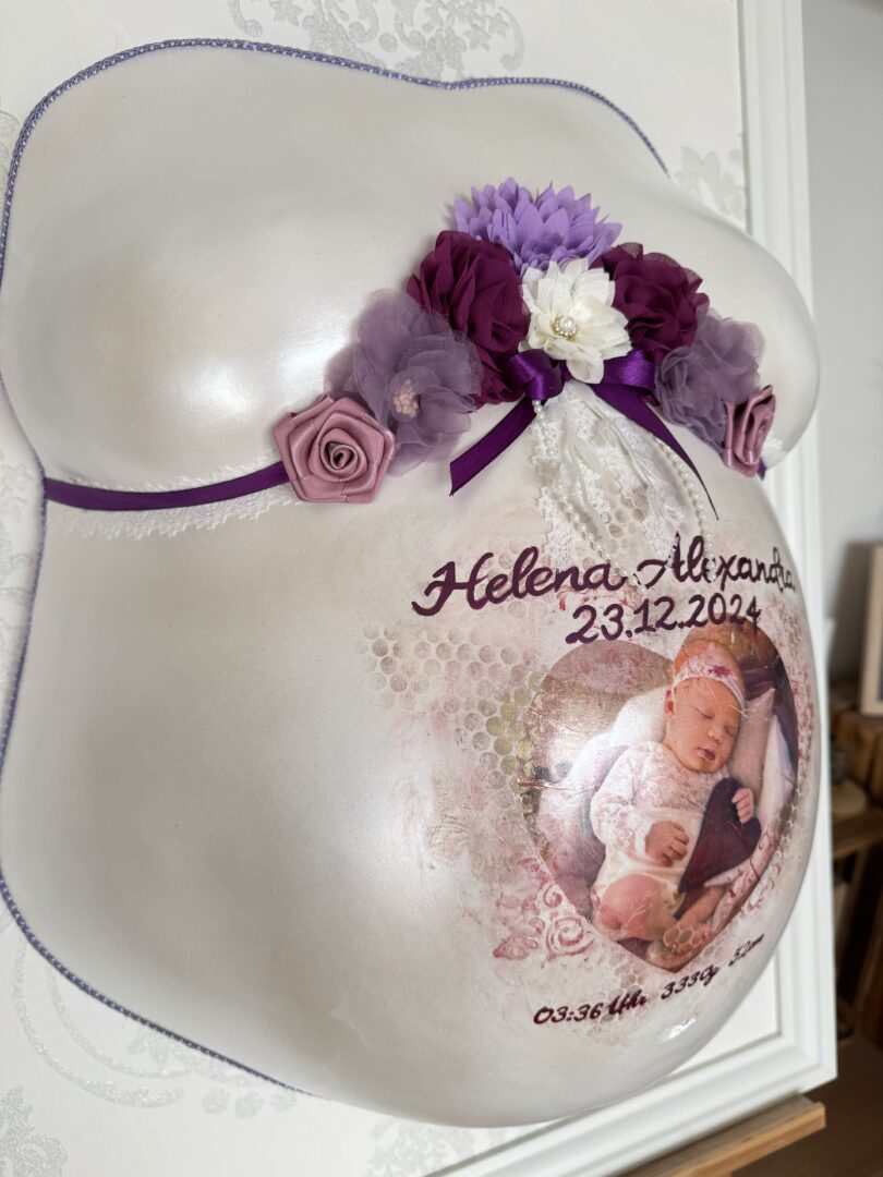 Babybauch-Gipsabdruck mit lila Blumen, Schleife und persönlichem Babyfoto