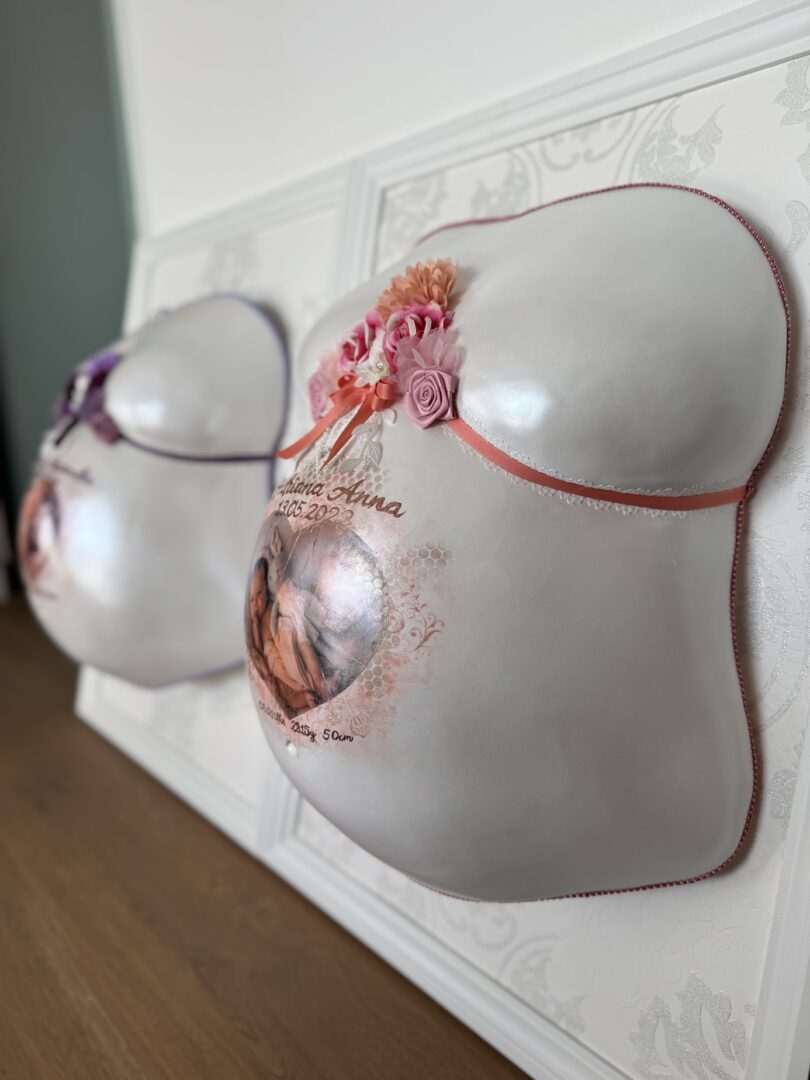 Geschwister-Babybauch-Gipsabdrücke im Mädchendesign mit Blumen und Schleifen