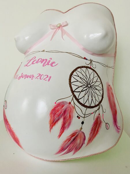 Babybauch Gipsabdruck mit Traumfänger-Motiv und rosa Federn
