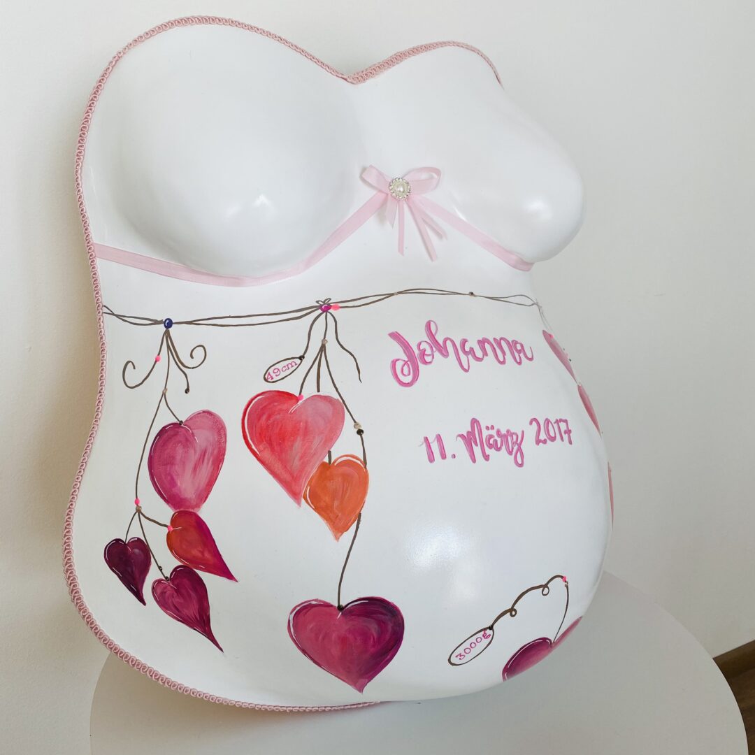 Geschwister Babybauch Gipsabdruck mit rosa Schleife und Herzmotiv