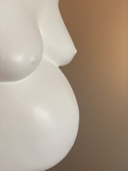Weißer puristischer Babybauch Gipsabdruck in cleaner Gestaltung