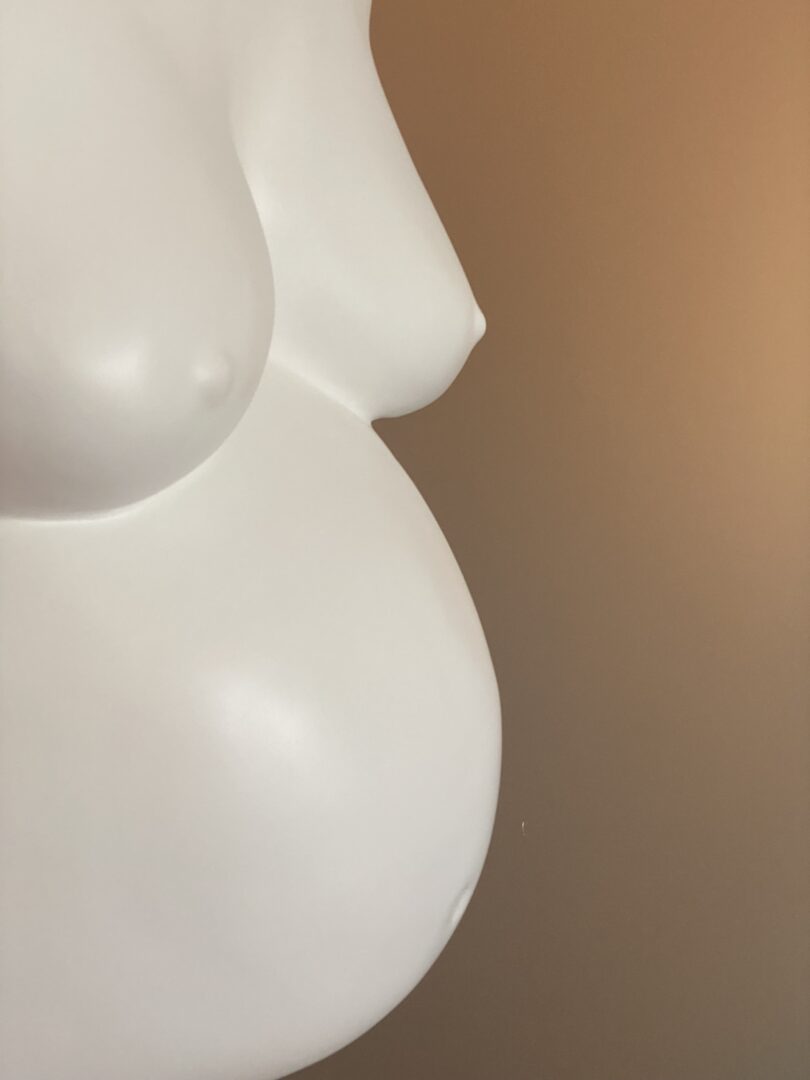 Weißer puristischer Babybauch Gipsabdruck in cleaner Gestaltung