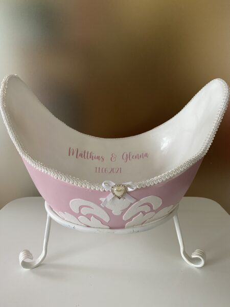 Babybauchschale in Rosa und Weiß mit filigraner Verzierung, Namen und Datum
