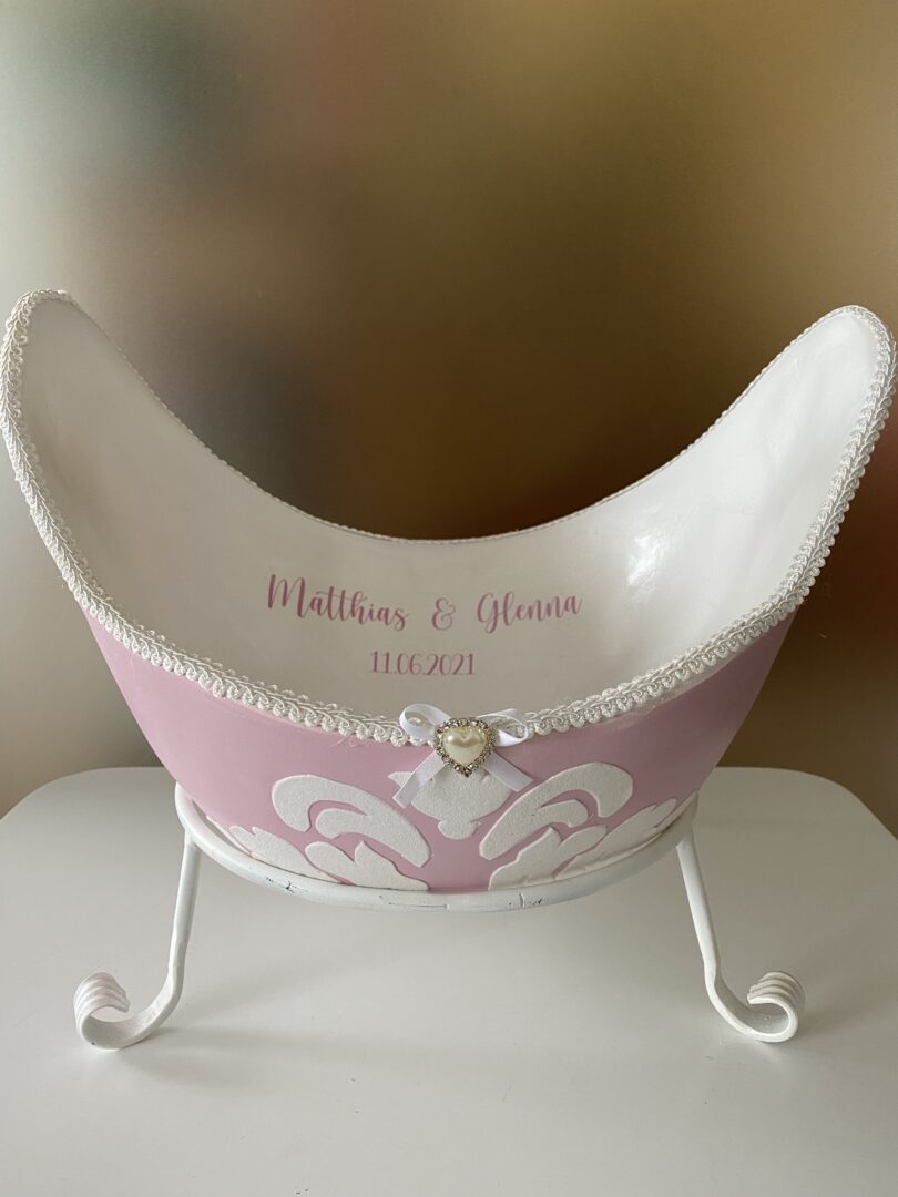 Babybauchschale in Rosa und Weiß mit filigraner Verzierung, Namen und Datum