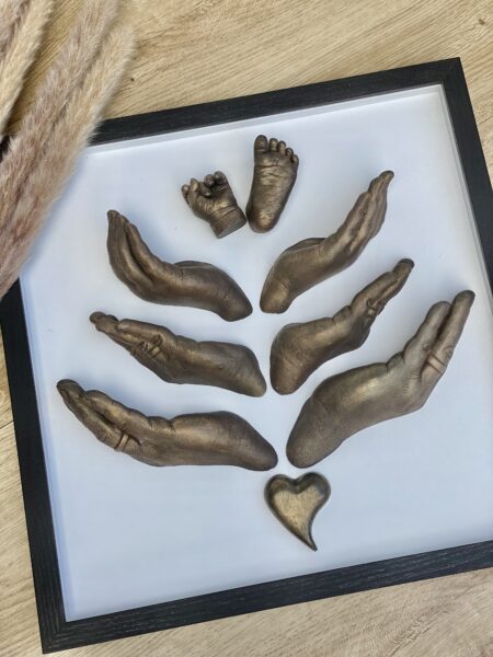 Familienabdruck im Bilderrahmen mit detailgetreuen Gipsabformungen von Händen sowie einer Babyhand und einem Babyfuß