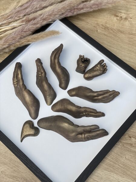 Detailaufnahme eines Familienabdrucks mit den Gipsabformungen von Mama, Papa und zwei Kindern