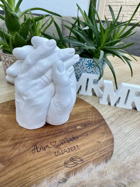 Hochzeitshände als detailgetreuer Gipsabdruck auf einem natürlichen Holzsockel mit Namen und Hochzeitsdatum