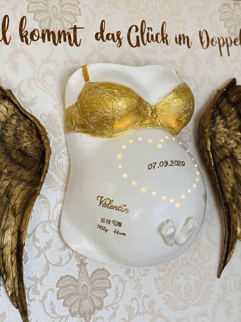 Premium Babybauch-Gipsabdruck mit goldener BH-Abformung und integrierten Babyfüßchen