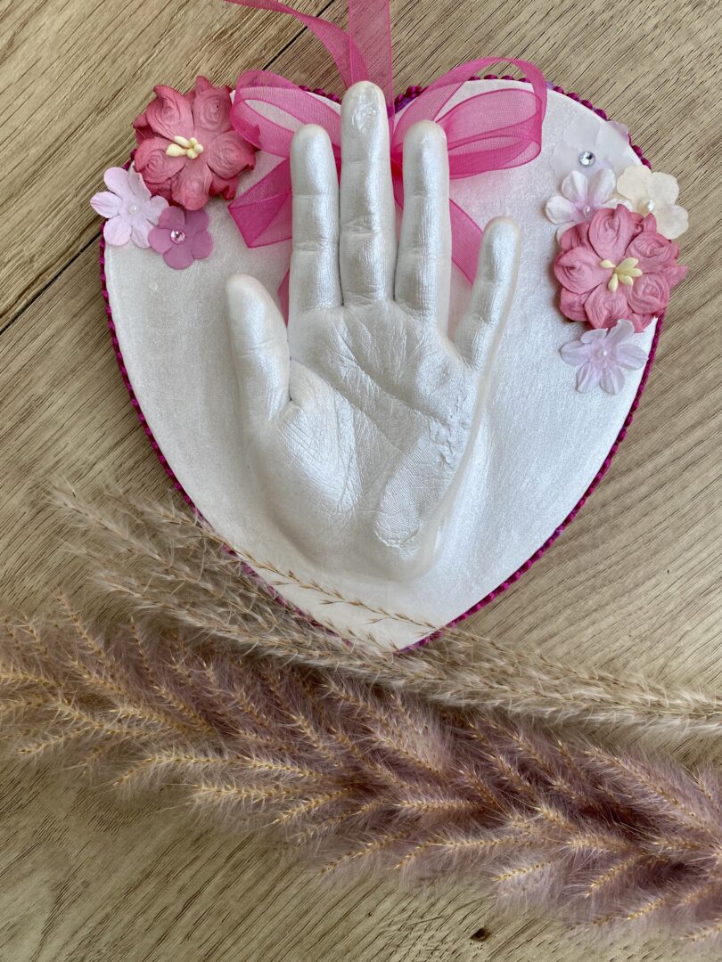 Gipsabdruck Mädchen 4 Jahre – Kinderhand als liebevolle Abformung auf einem Herz