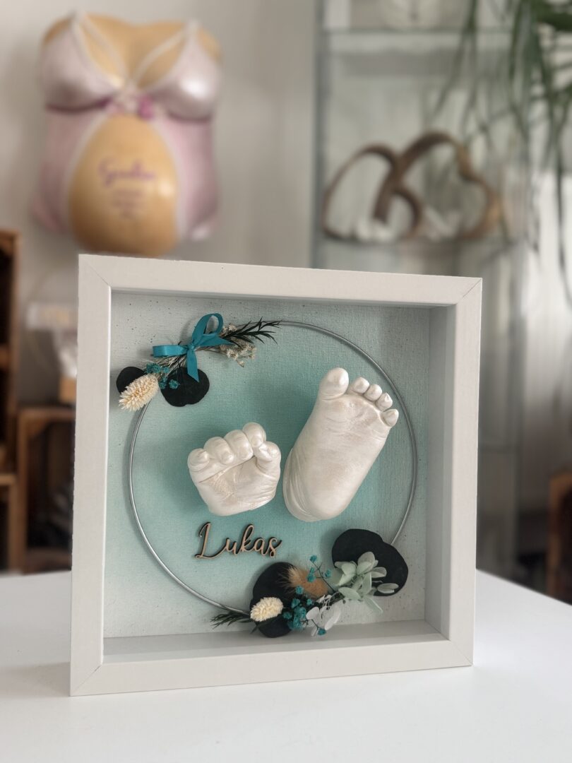 Babyfüße 1. Geburtstag als liebevoller Gipsabdruck im weißen Bilderrahmen