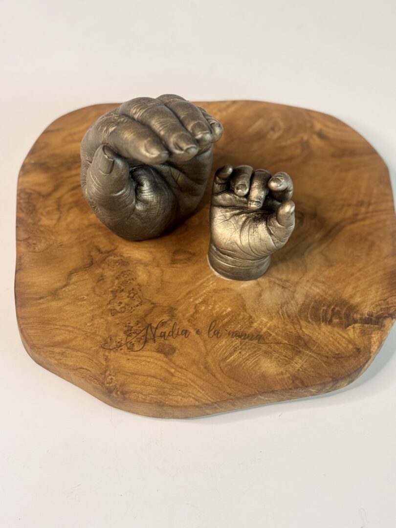 Gipsabdruck als Geschenk für Oma – Hand und Babyfuß auf einem natürlichen Holzsockel