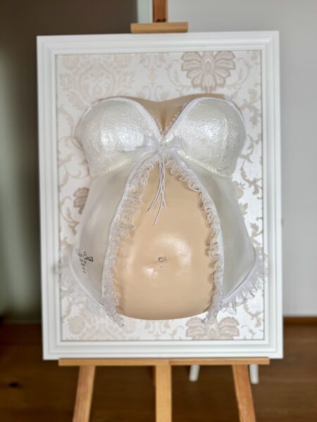Babybauch Gipsabdruck in Weiß und Beige mit Spitze, Schleife und Perlmuttoptik