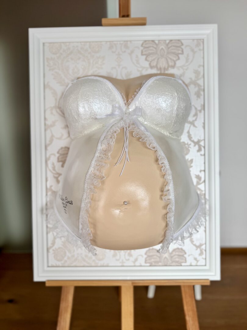 Babybauch Gipsabdruck in Weiß und Beige mit Spitze, Schleife und Perlmuttoptik