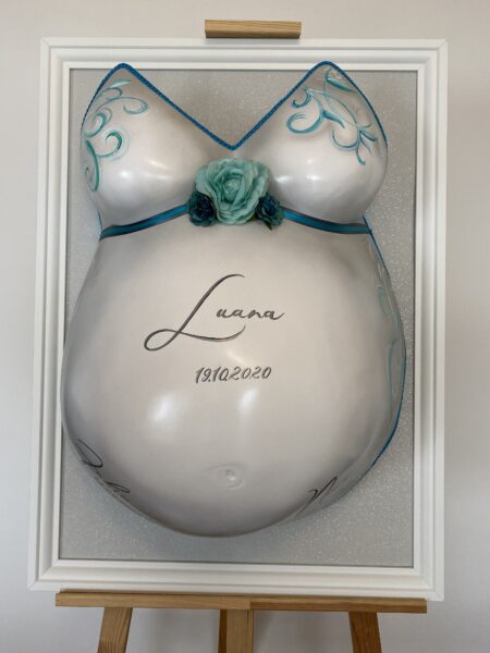 Klassisch veredelter Babybauch Gipsabdruck mit blauen Ornamenten und persönlicher Beschriftung