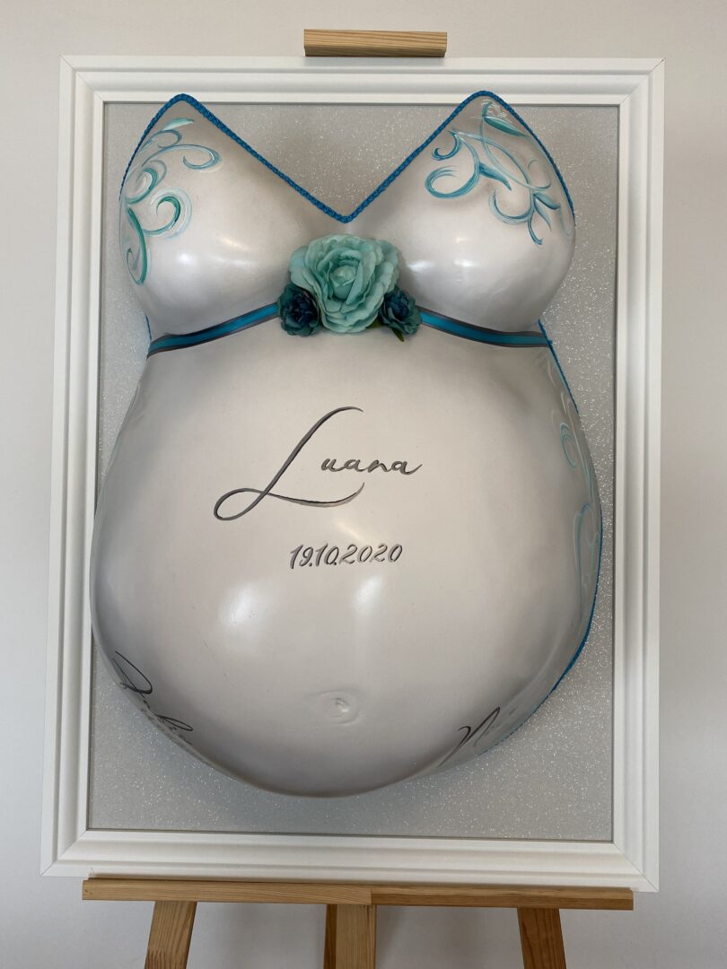 Klassisch veredelter Babybauch Gipsabdruck mit blauen Ornamenten und persönlicher Beschriftung