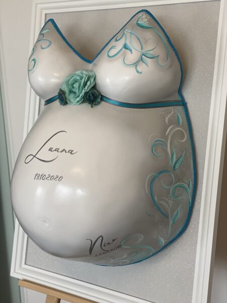 Klassisch veredelter Babybauch Gipsabdruck mit blauen Ornamenten, Blumenverzierung und persönlicher Beschriftung