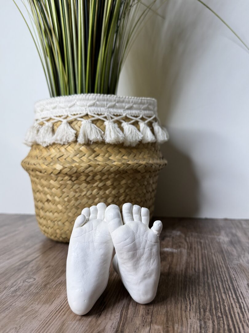 Gipsabdruck Babyfüße weiß – detailgetreue Abformung kleiner Babyfüßchen