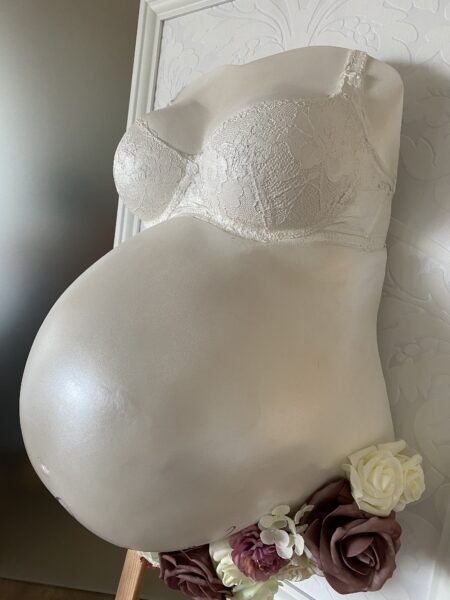 Detailgetreuer Babybauchabdruck mit BH-Abformung und floraler Verzierung