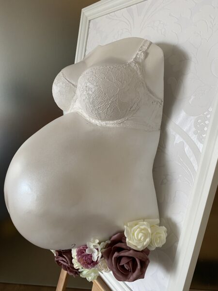 Romantischer Zwillingsbauch als Premium Babybauch Gipsabdruck mit Perlmutt-Finish und BH-Optik