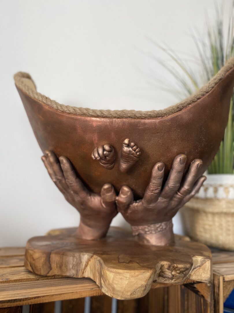 Belly Bowl mit Elternhänden als Sockel und 3D-Gipsabformungen vom Baby