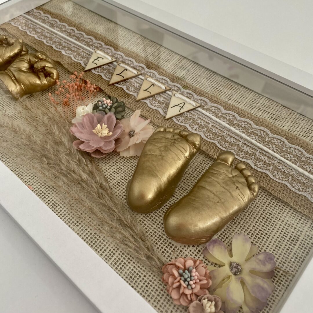 Gipsabdruck Baby Hände und Füße in Gold im Bilderrahmen mit Trockenblumen