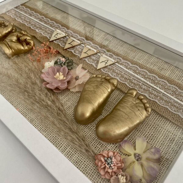 Gipsabdruck Baby Hände und Füße in Gold im Bilderrahmen mit Trockenblumen