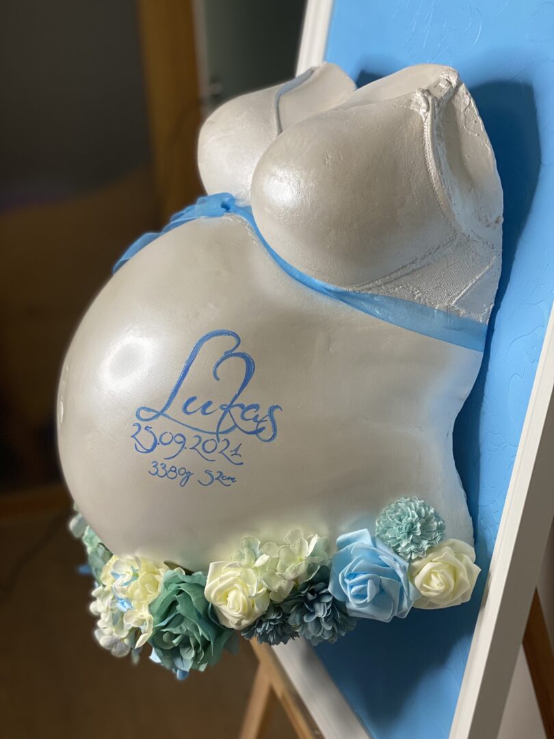 Originalgetreuer Babybauch Gipsabdruck mit BH-Abformung und Blumen