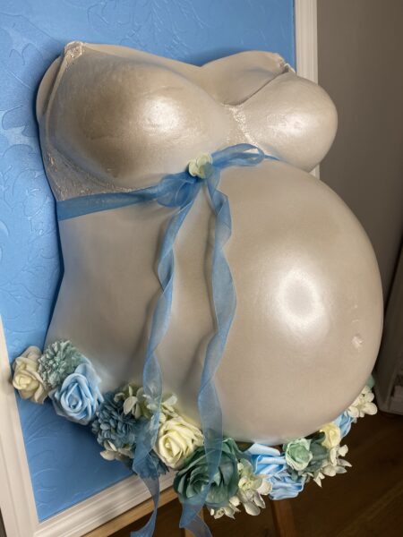 Premium Babybauch Gipsabdruck mit BH-Optik, blauer Schleife und Blumen